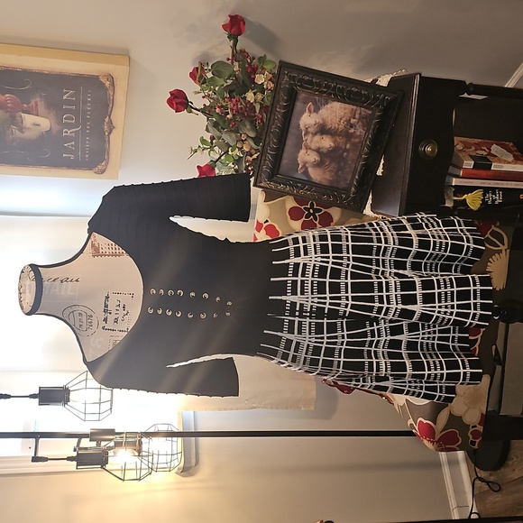 Candie's Black & White Patterned A-Line Skirt, Scoop Neck, Lace-Up Front, Size 2 - Picture 3 of 16